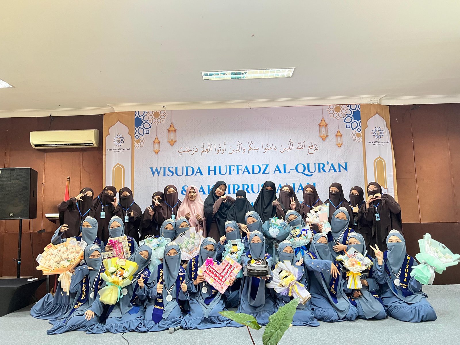 Bersama Ustadzah dan Kakak Pengasuh